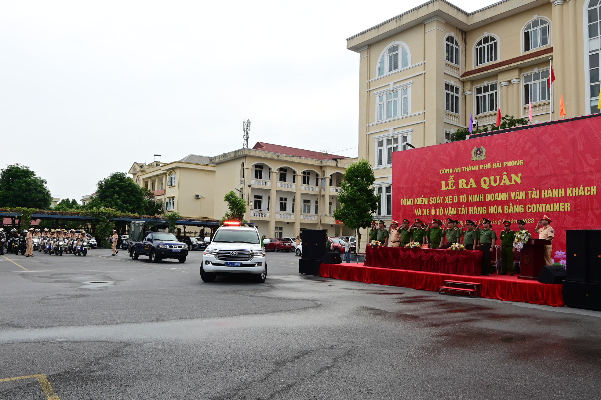 Ra quân thực hiện tổng kiểm soát xe ô tô kinh doanh vận tải hành khách và xe ô tô vận tải hành hóa bằng công ten nơ